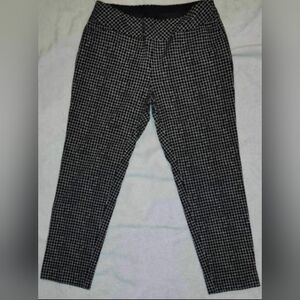 Womens Gently Worn Sz 6 Investments Pull On Black & White Checkered Capri Slacks